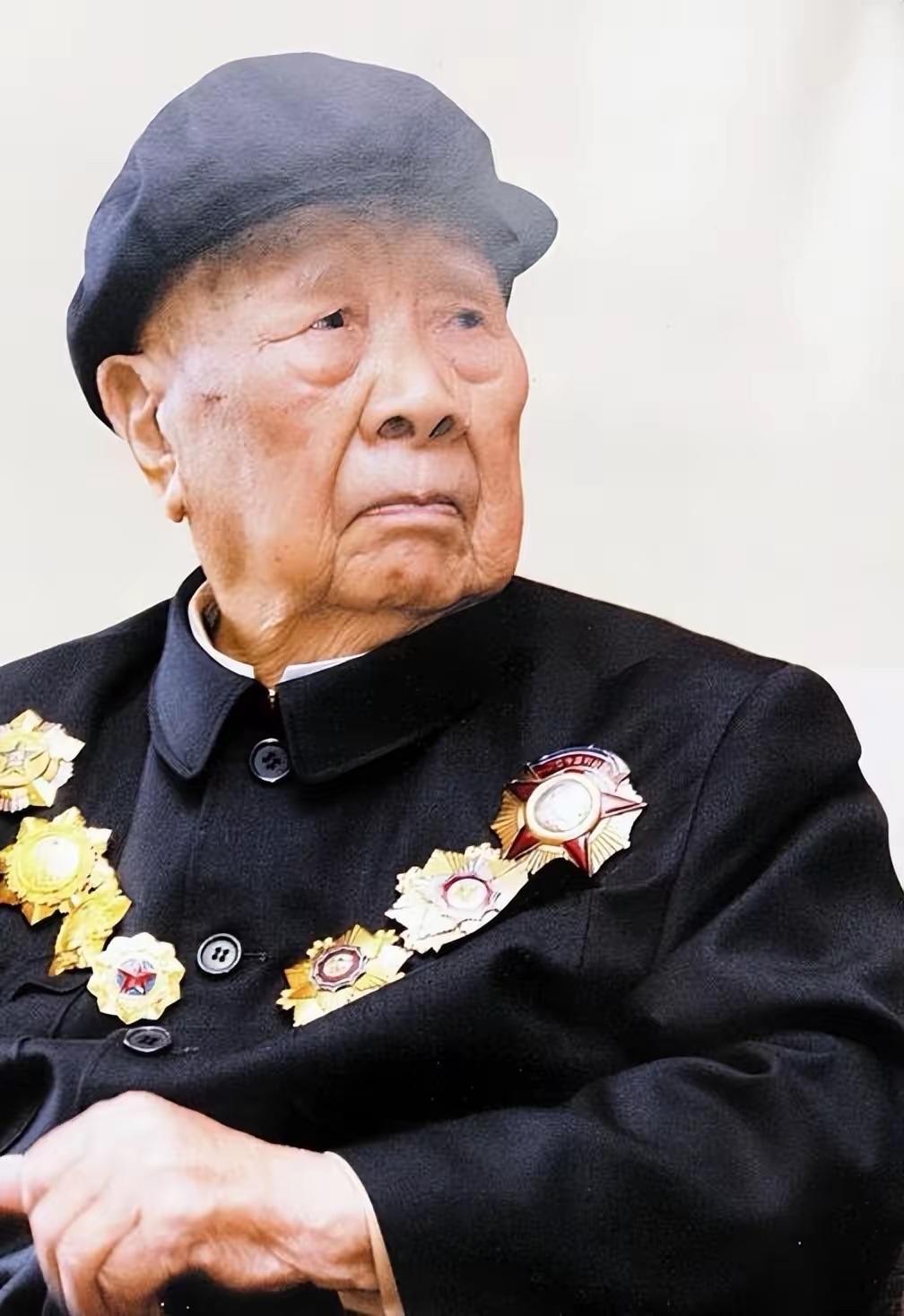 1984年，开国中将曾思玉退休后，到大连一水库钓鱼，钓着钓着，水库负责人走了过来