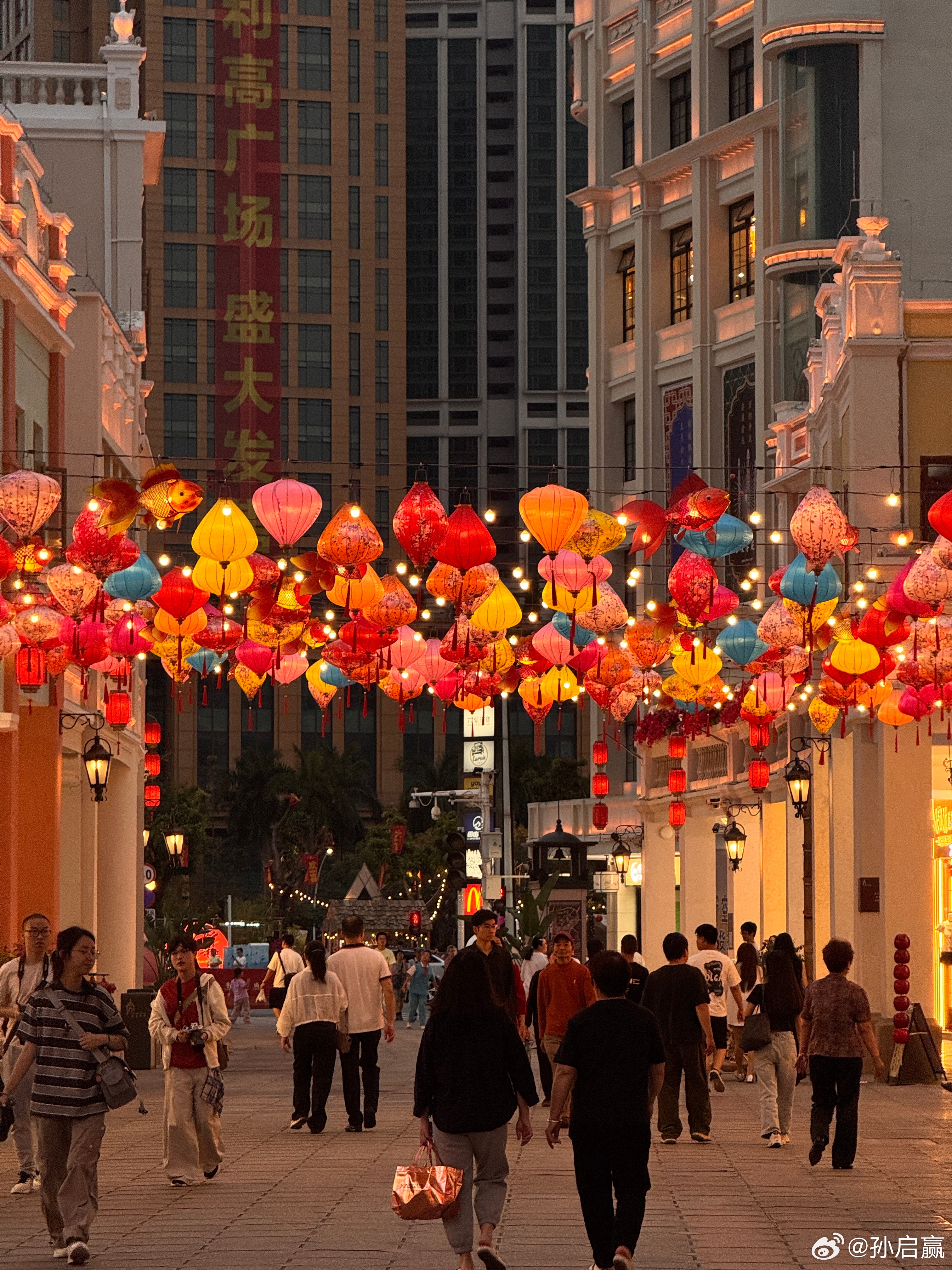 专家说年轻人可以考虑买房了几年前买房的那拨人现在都成中老年了，确实应该鼓励现在的