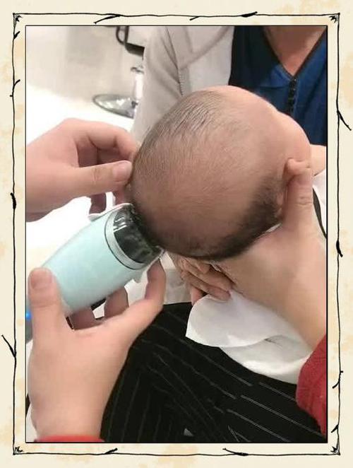I老人偷剃宝宝胎发，宝妈崩溃大哭：爱不是“我为你好”的越界
 
河南南阳那位宝妈