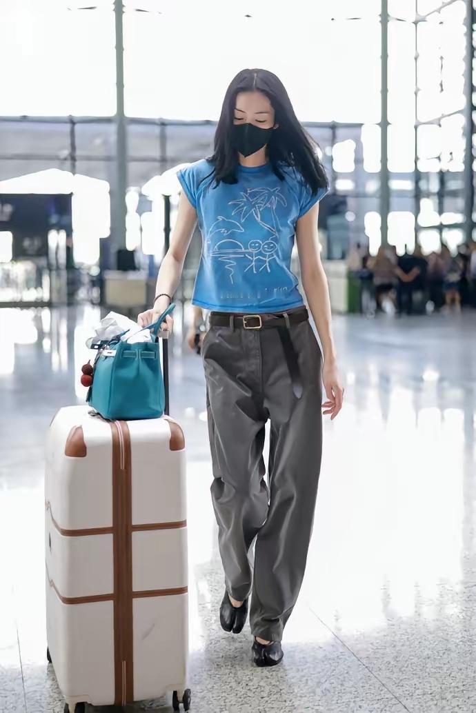 世界超模刘雯走机场，我怎么感觉不到她的美呢！那些演员走机场简直就像走红毯一样，一