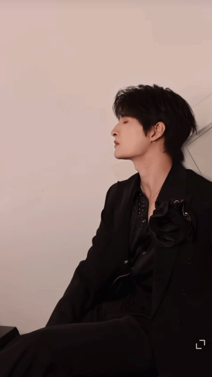 #张远禁欲黑西装花絮# vocal！几天不见张远变禁欲系大帅哥了！黑西装搭配真的