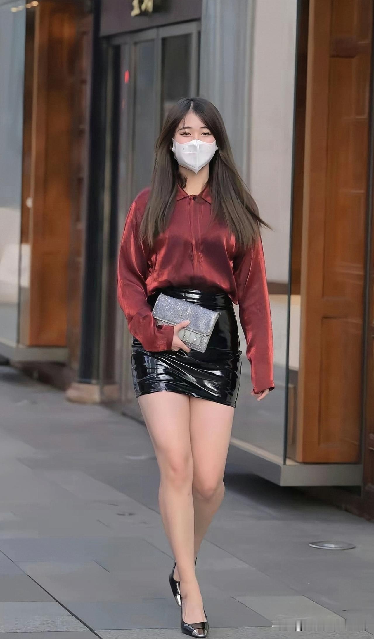 红衣少女街头漫步，自信满满