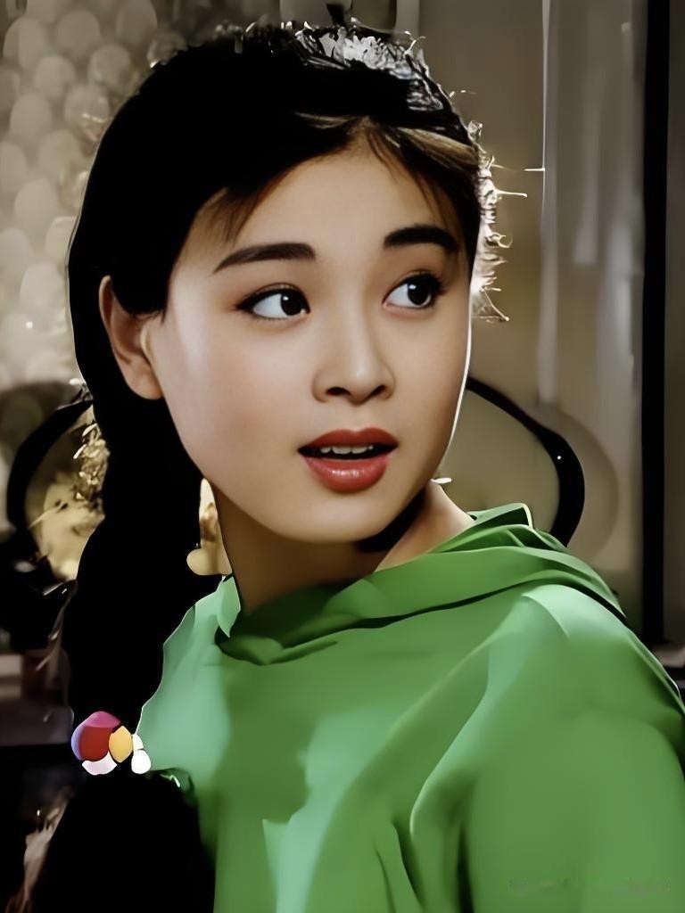 赵明明：清水出芙蓉，天然去雕饰。一双明眸流转间，既有古典美人的温婉，又有现代女性