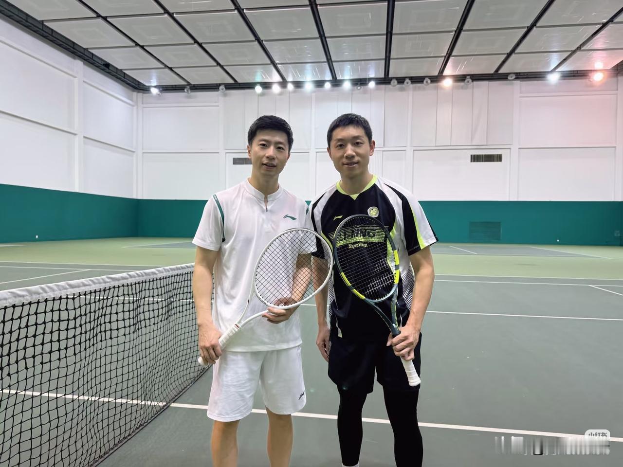 许昕说：“天天说球场见，tennis见也是球场见吧？”马龙和许昕现在开始打网球了