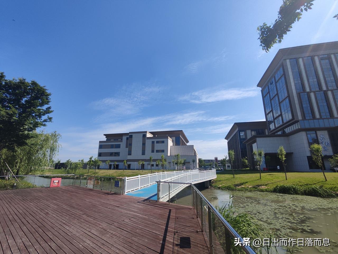湖人队目前确实面临非常严峻的形势，但理论上仍有翻盘机会，只是概率极低。

当前形