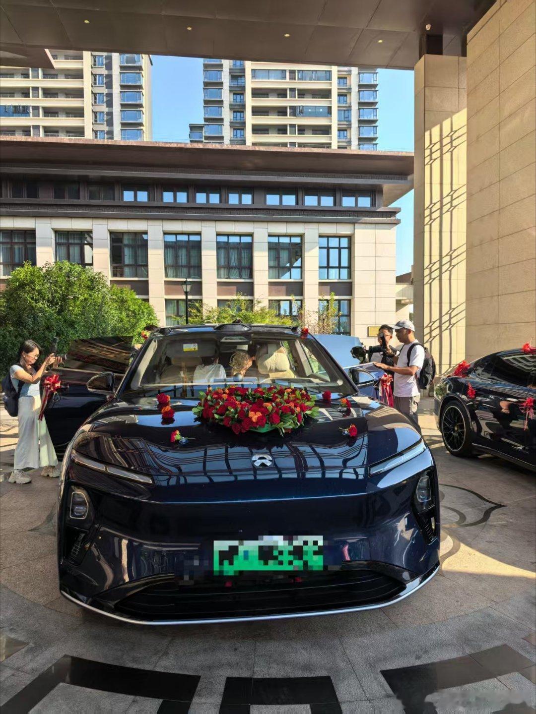 ET9在婚庆市场挺吃香，又看到一台ET9做主婚车的这次是迈巴赫保时捷在后面跟着前