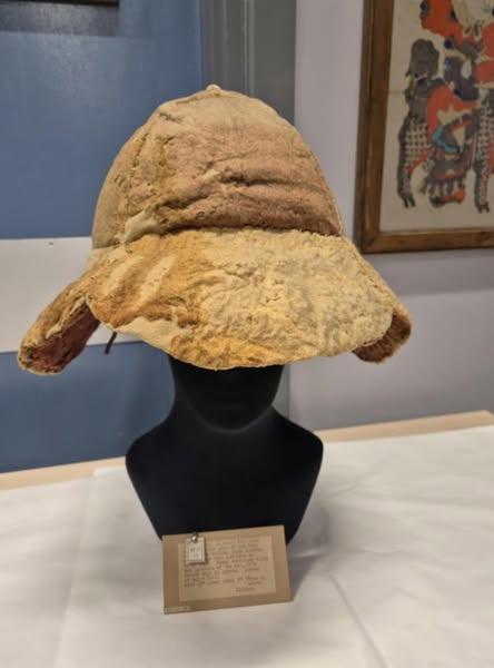 一个世纪后，埃及一名罗马士兵戴的一顶有着2,000年历史的遮阳帽对外展出。
19