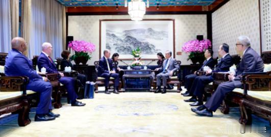 美国驻华大使戴维·珀杜8月27日发文说：“本周和外交部王毅部长、马朝旭常务副部长