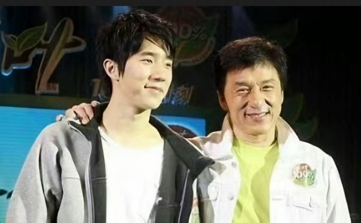 很正常和家里人有时候的确沟通有麻烦，所以打电话少也正常吧，而且儿子也长大成人了所