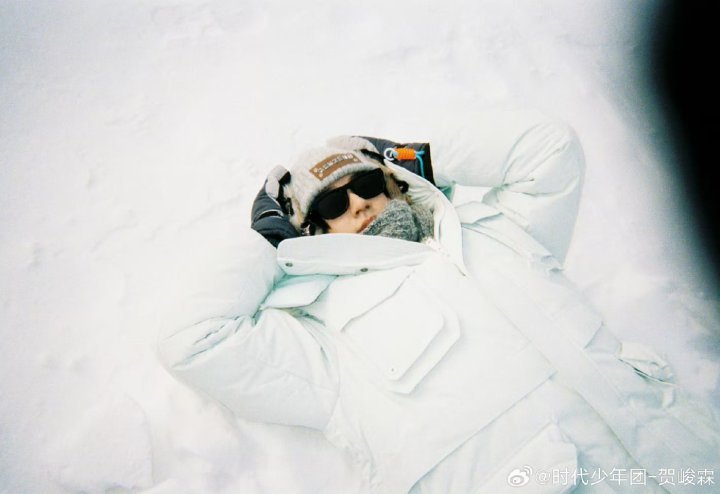 贺峻霖贺峻霖你好这里不让睡觉贺峻霖雪地照 哈哈哈哈哈哈贺峻霖你好这里不让睡觉那里