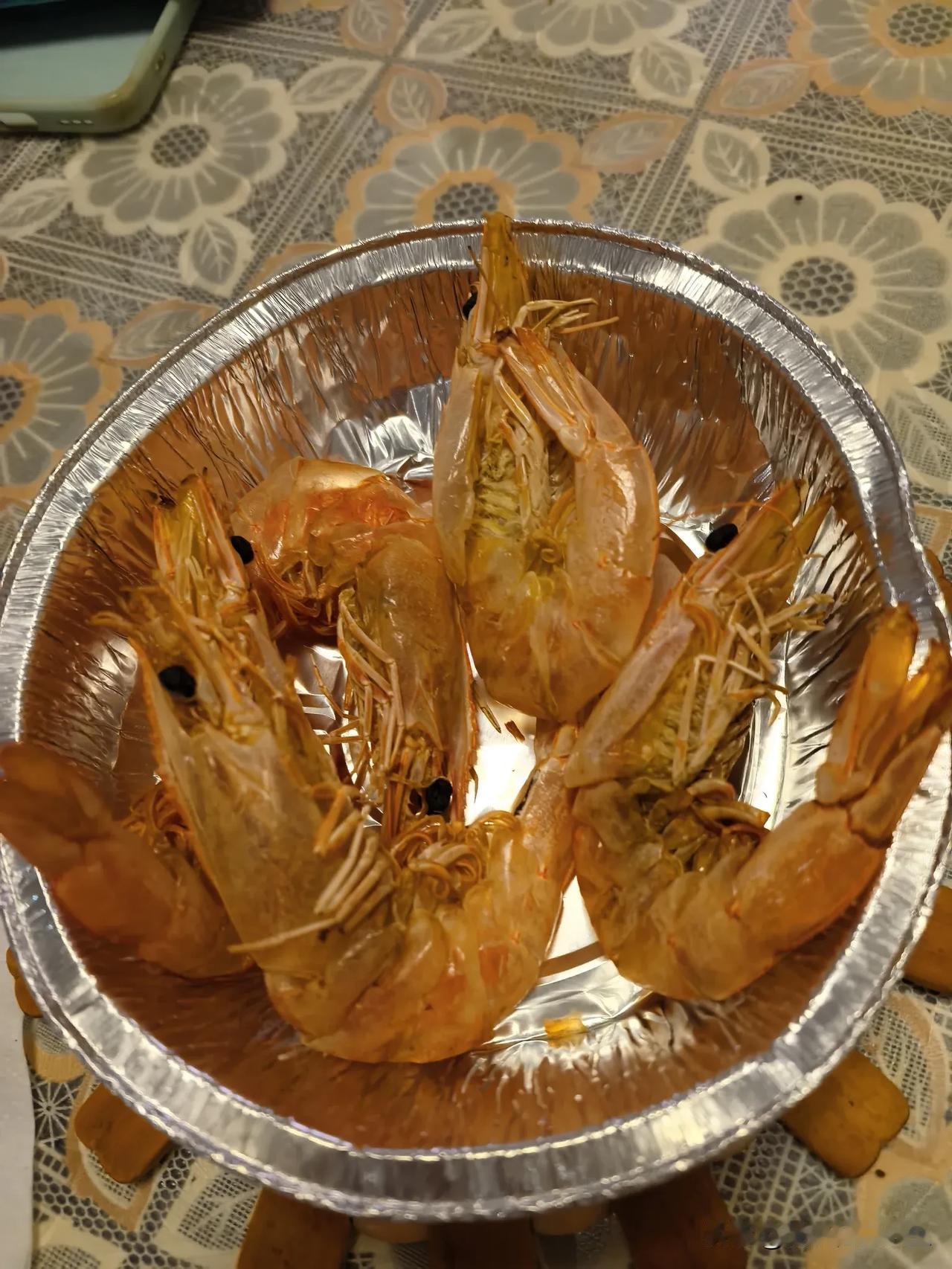 亲戚从青岛寄过来两包儿烤虾。老婆对这东西过敏，不能吃，女儿不在家，就我和儿子吃，