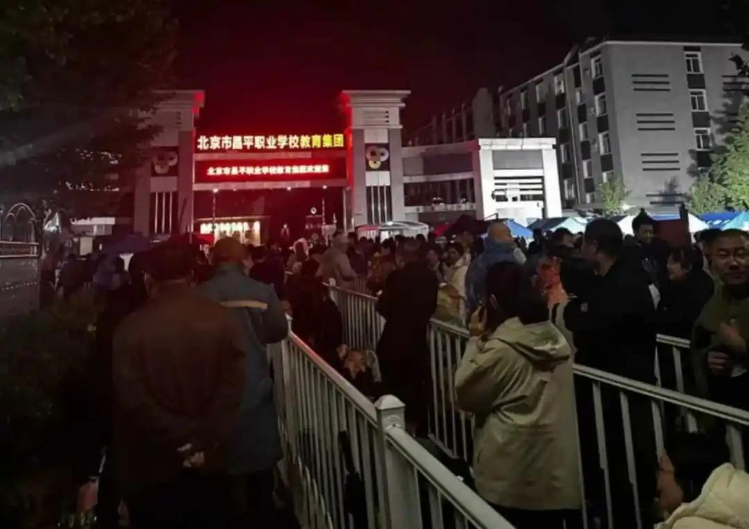 凌晨排队抢名额！中职彻底逆袭，真正的教育大变局来了！
最近刷到一个很颠覆认知的画