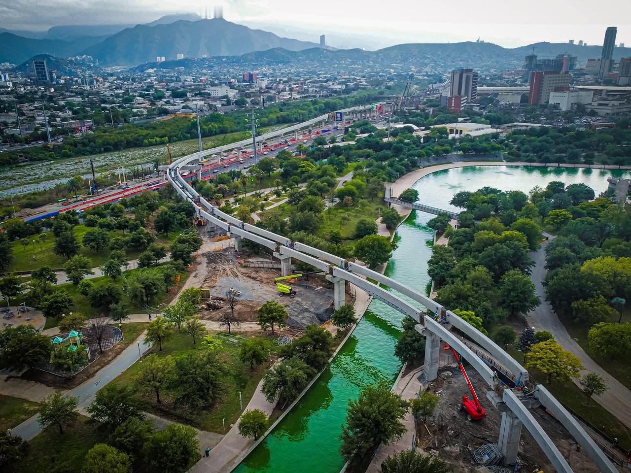 2026年世界杯前必须通车，墨西哥蒙特雷的单轨铁路正在赶工。高架轨道沿河延伸，与