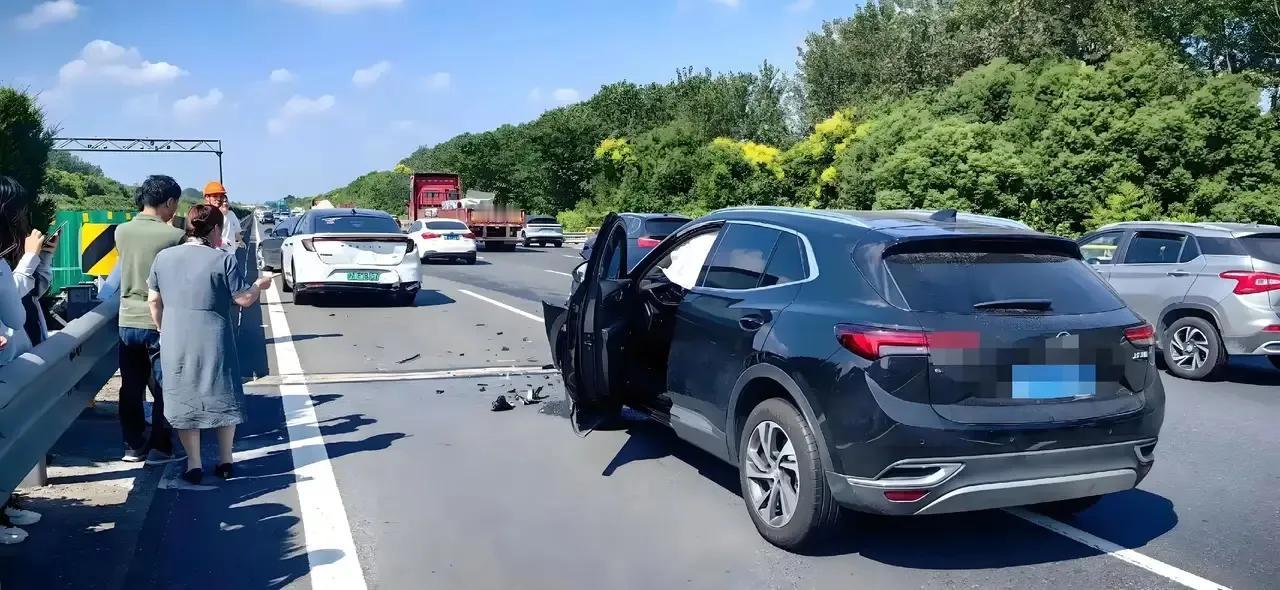 昨天，我遭遇了追尾事故，下车后发现对方竟然酒后驾车。他试图用五千元私了，让我别报