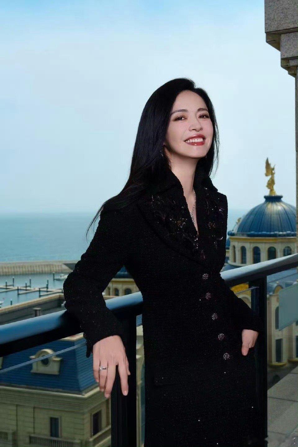 姚晨中女的正确打开方式谁说中女只能被定义？姚晨从演员到制片人，再到公益路上的坚持