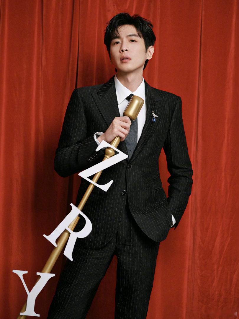 张若昀晒北影节红毯照张若昀拿ZYR话筒红幕为底，西装为衣，举杯为序，张若昀一出场