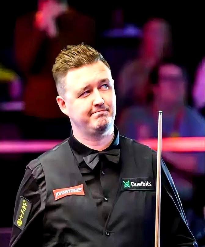 6比2，00后天才被教做人
 

斯诺克大师赛首轮，凯伦·威尔逊用两杆破百把斯佳