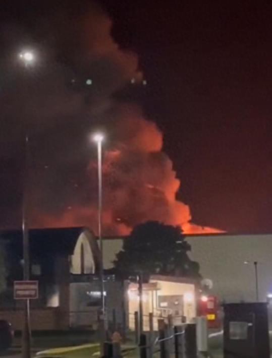 当地时间4月26号凌晨，英国那个费尔福德皇家空军基地，突然就燃起了大火，火势还不