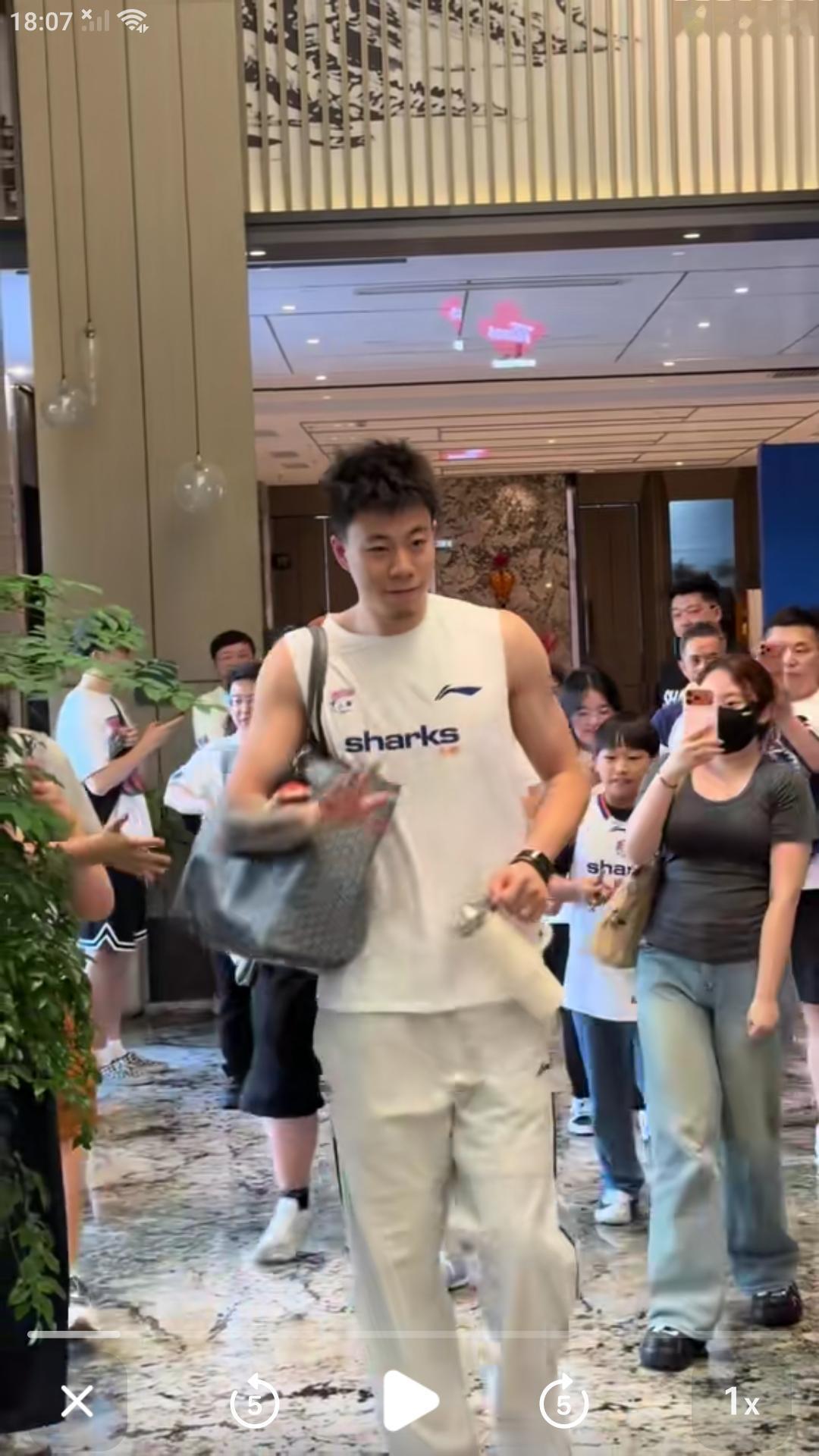 【CBA 总决赛沪浙G 3大战即将打响，上海久事男篮从酒店出发，乘坐浙江广厦俱乐