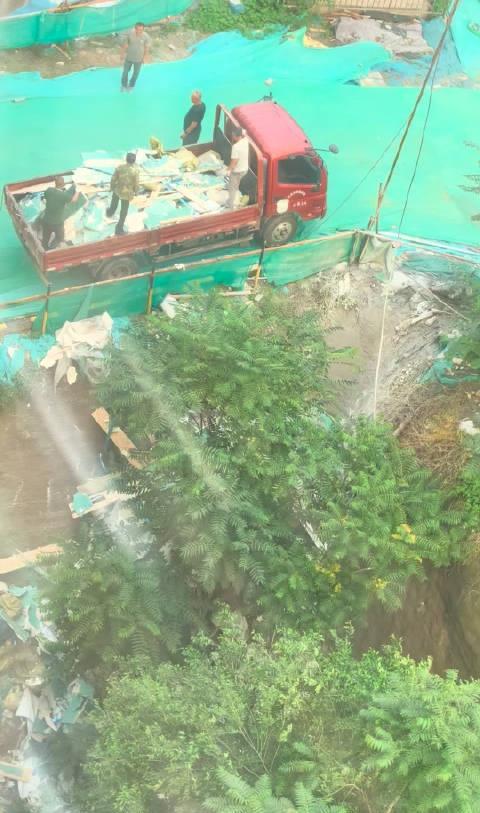 石家庄超话 网友拍视频爆料石家庄市长安区龙溪城小区一在建楼盘项目，有施工队正在往
