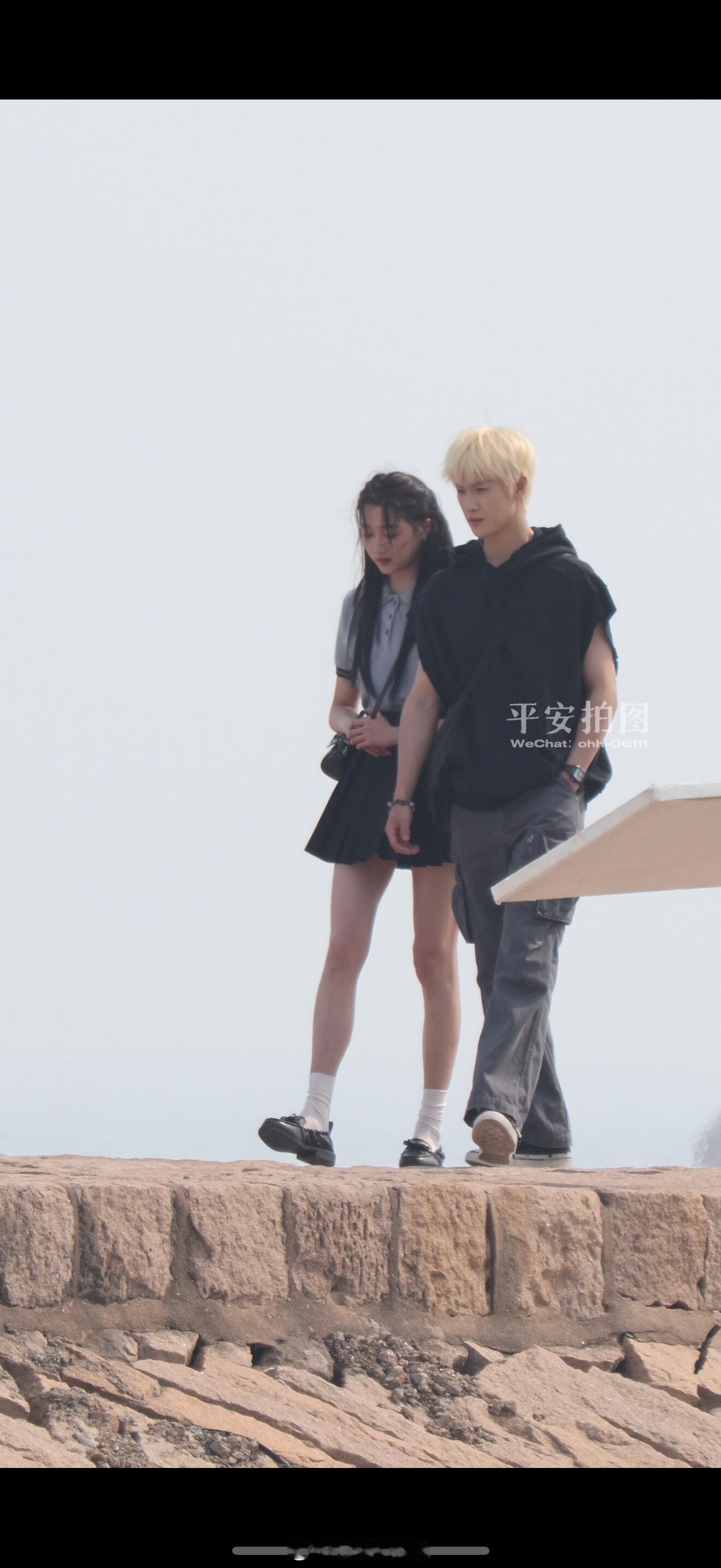耀眼关晓彤李昀锐海边同框路透图 ​​​