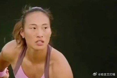 凤凰新闻【郑钦文温网八次拍球引争议，规则允许但成绩决定评判】郑钦文温网发球，拍了