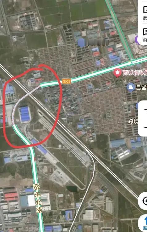 即墨区蓝村街道南泉社区西侧的岙东路上跨胶济铁路桥项目从去年5月24日开始封闭桥洞