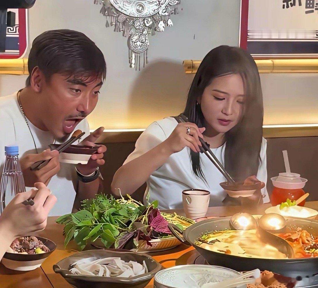 何洁和二婚老公刁磊吃饭被拍。 