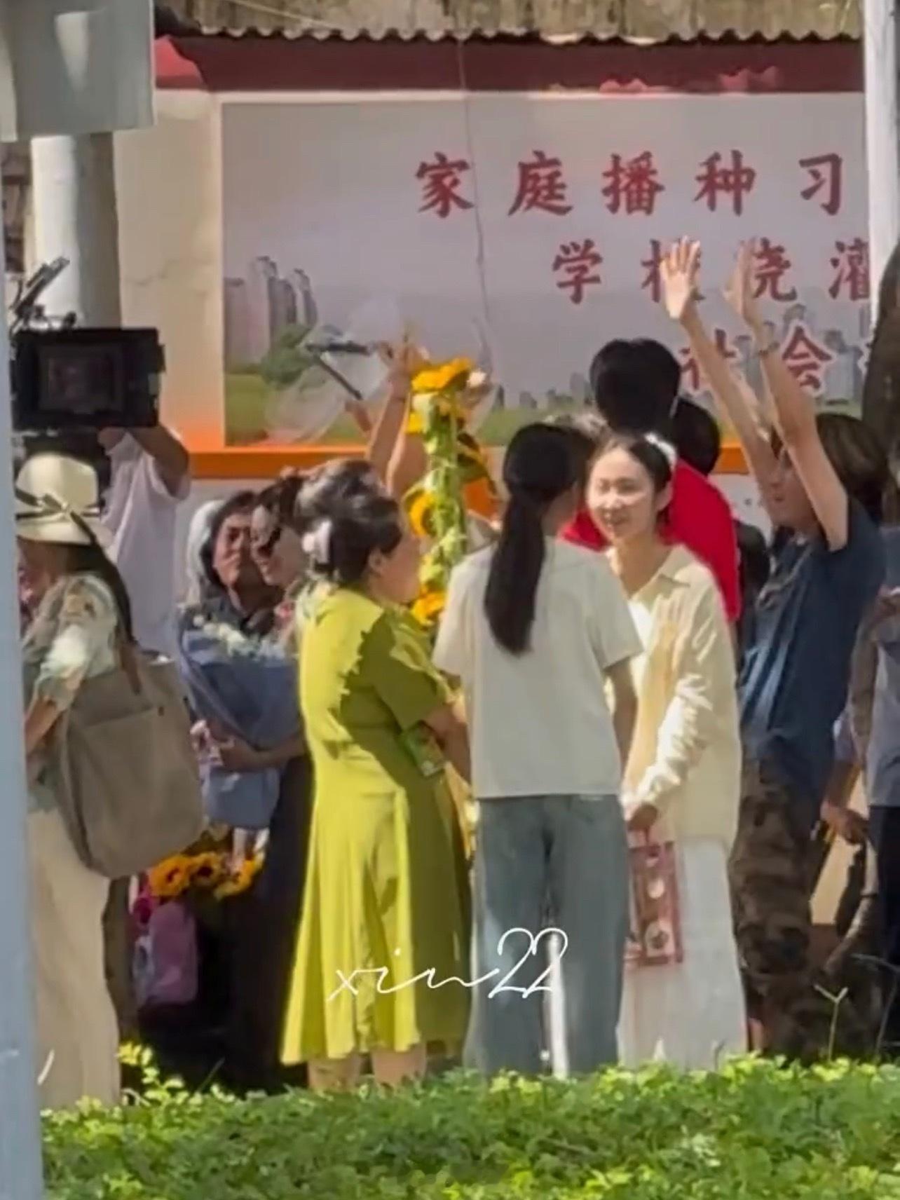 宋威龙给张婧仪送向日葵路透 宋威龙、张婧仪在《野狗骨头》的新路透来了，宋威龙等张