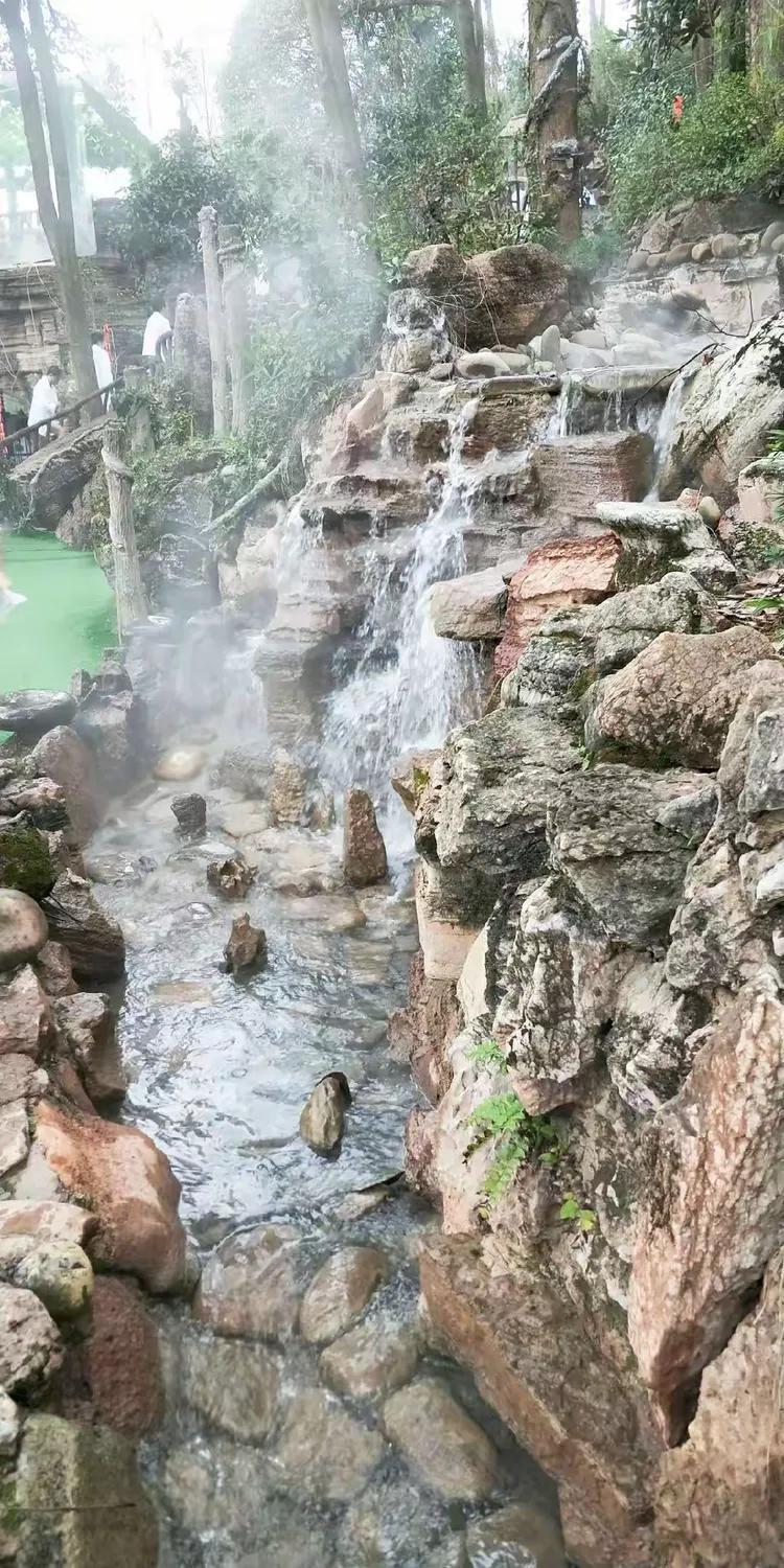 永顺不二门温泉，传说古时候，不二门原是一块完整的巨石，挡住了通往观音庙的道路。观