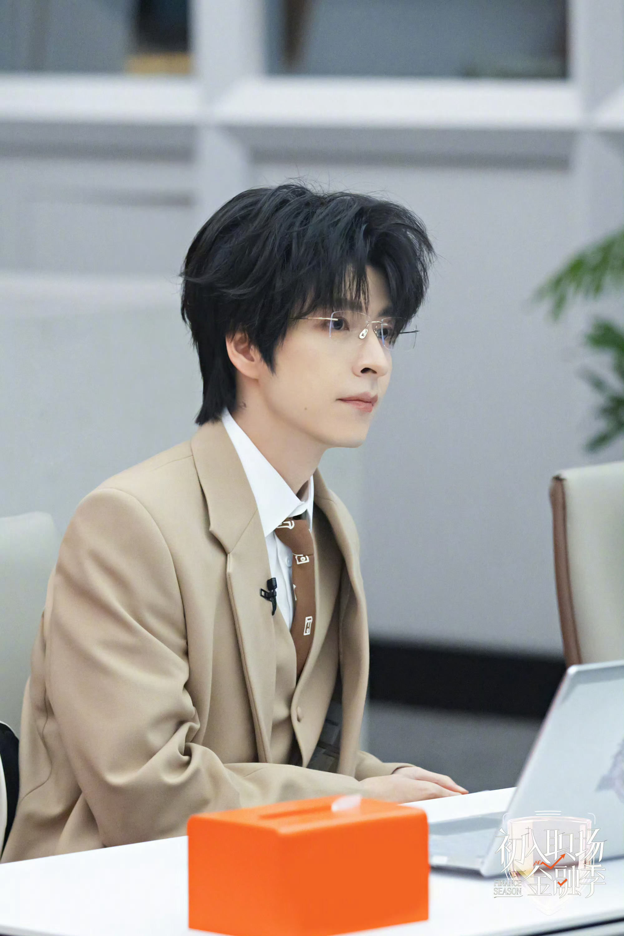 文韬戴眼镜学霸男主具象化 智性恋天花板名不虚传！文韬回归初入职场金融季，西装眼镜