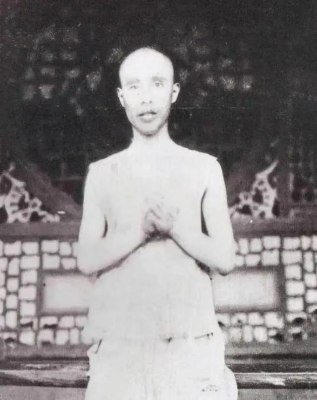 1907年，一个34岁的男人被五花大绑推上刑场。临死前清兵给他拍了张照片，他看了