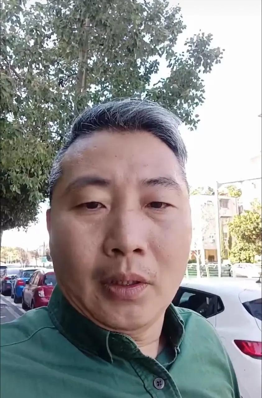 当防空警报划破特拉维夫的天空，41岁的山东籍建筑工人殷凤成却显得异常平静。面对伊