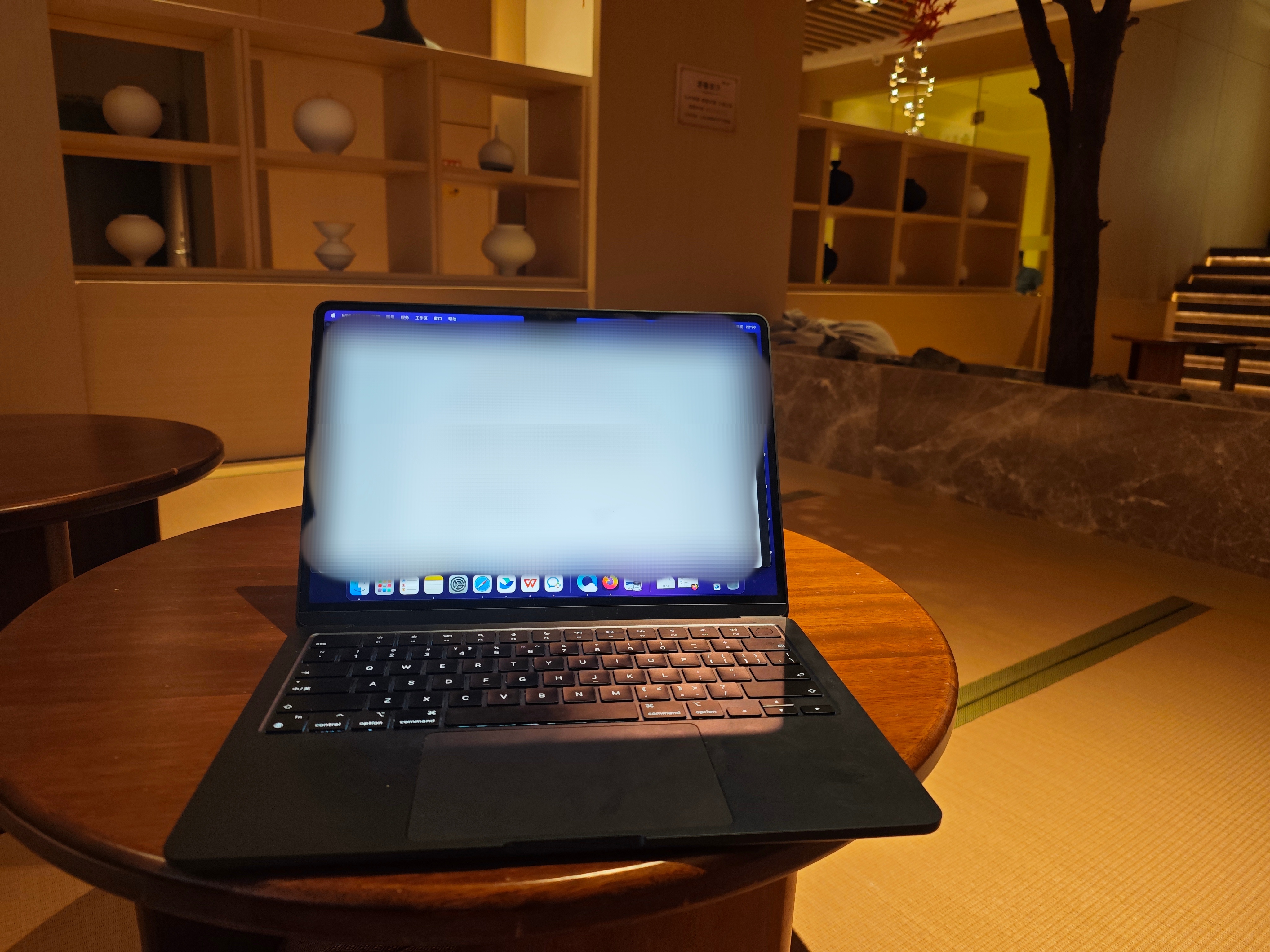 在家写稿子没有灵感，于是便想着换个环境，找了个温泉中心，周围的人都在玩，现在更没