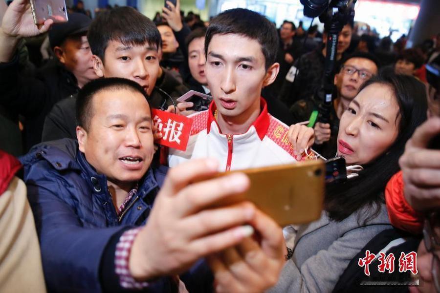 能在韩国地界上拿块金牌回来，武大靖，算你牛。不过粉丝欢迎的架势，是不让武大靖有点
