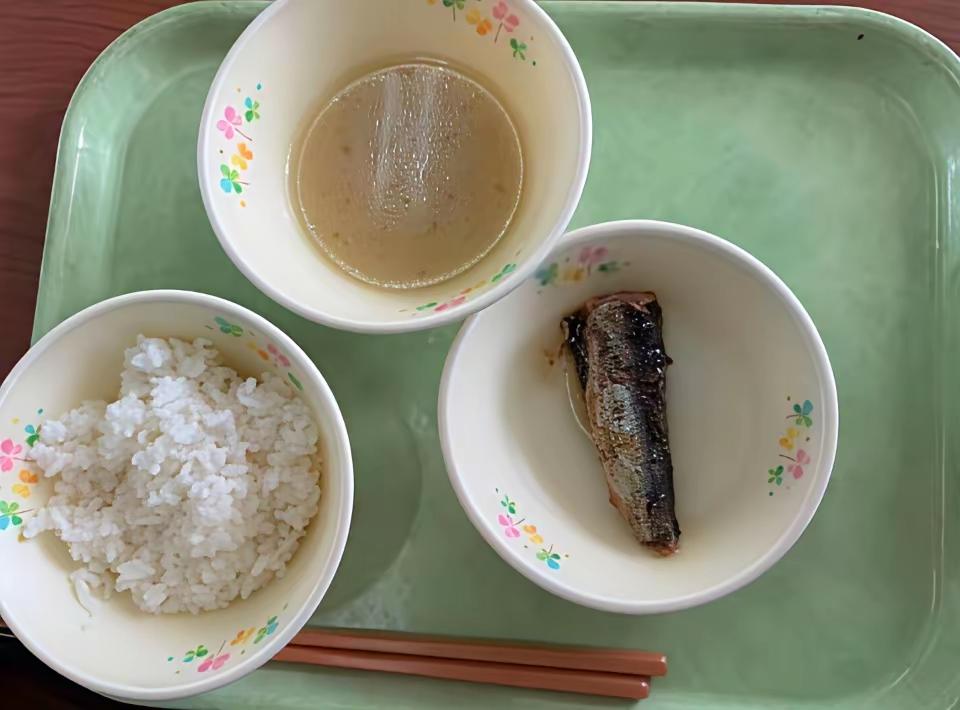 国内的学校要是给孩子们提供这样的午餐，估计得把舆论捅到北京去。
还好是日本。
不