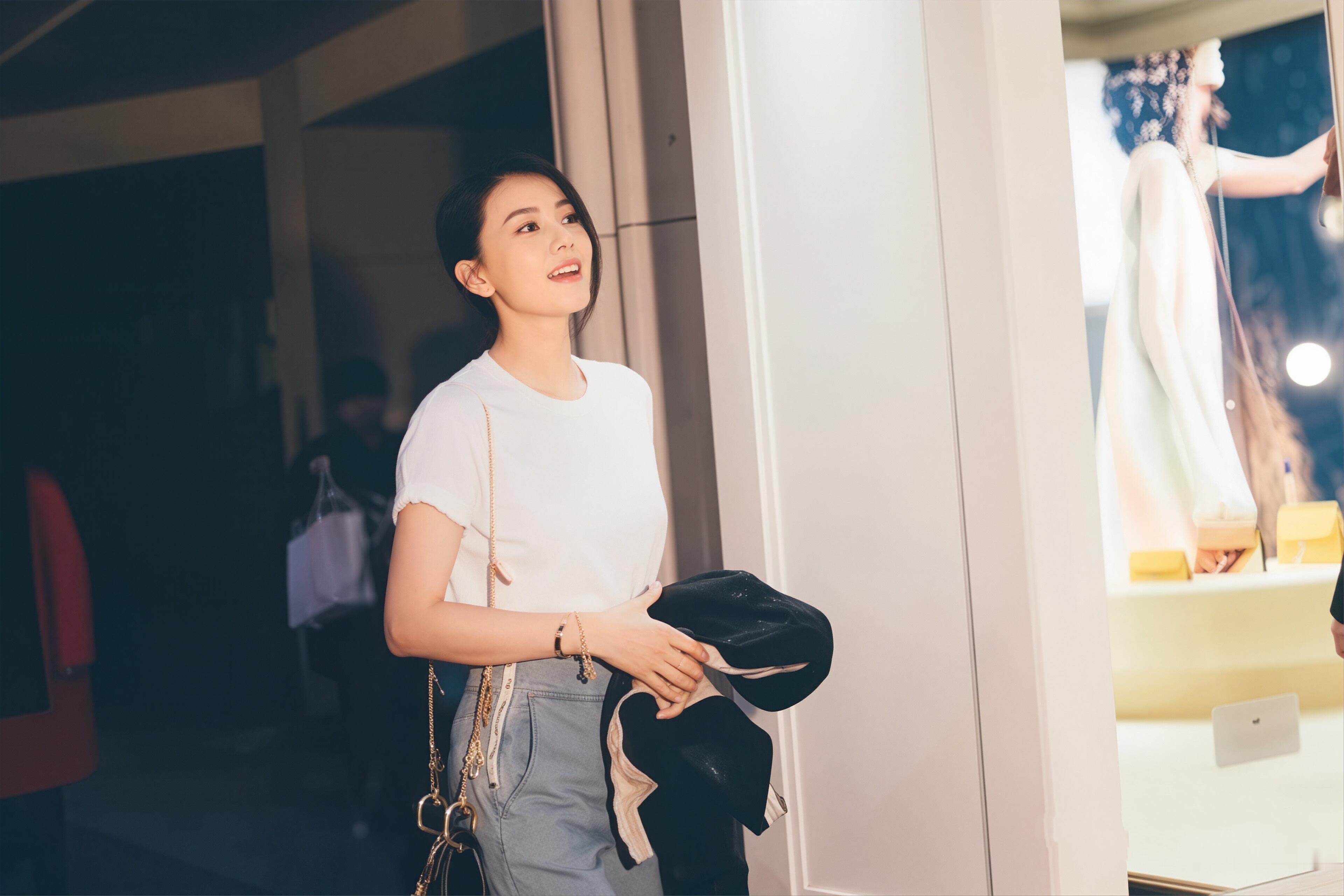 每次刷到圆圆的街拍，都忍不住感慨——原来30+的人生，根本不是“下坡路”啊！社会