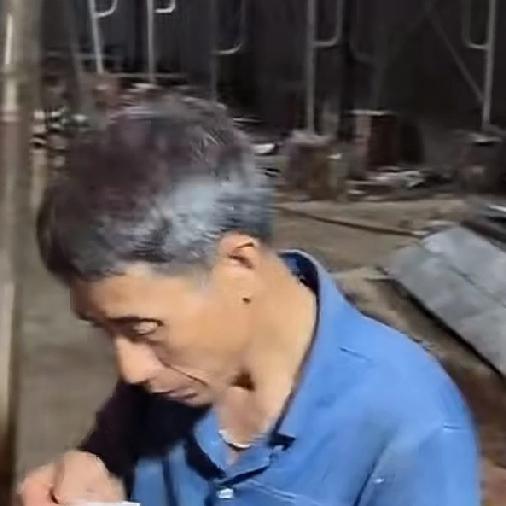 小松在越南省城安沛建民宿，大师傅走了又回来了，这给小松增添了信心，很多人都问小松