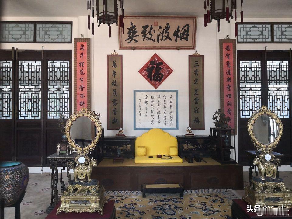 避暑山庄里有个“烟波致爽殿”，它是早期建成的宫殿，“烟波致爽”的匾额是康熙皇帝题