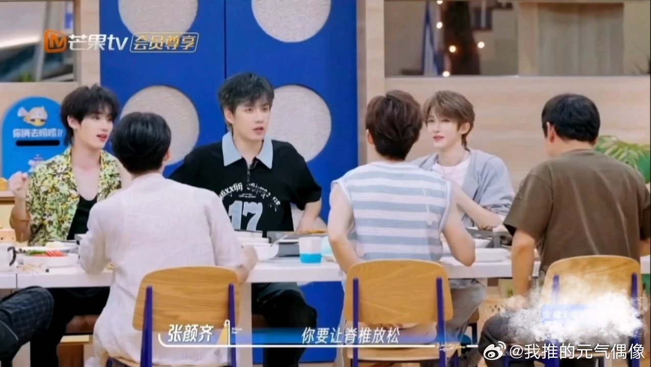 谁懂何老师刻进DNA里的长高执念！在我们的宿舍里何老师一脸认真的问大家有没有长高
