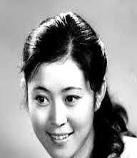 那年春晚，零点倒计时，倪萍手里攥着四张白纸。
没人慌，她张嘴就来。
南沙的兵、边