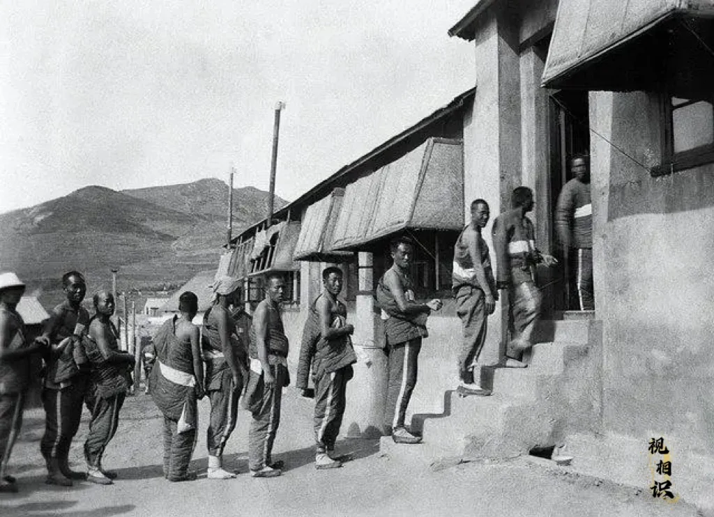 1917年，一战时期，在法国的中国劳工正在排队接种疫苗时的老照片，当时...