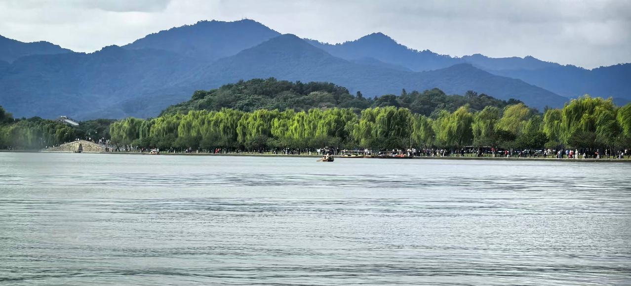 云横万丈岭，邀您对下联
云横万丈岭
雾蒙千尺峰