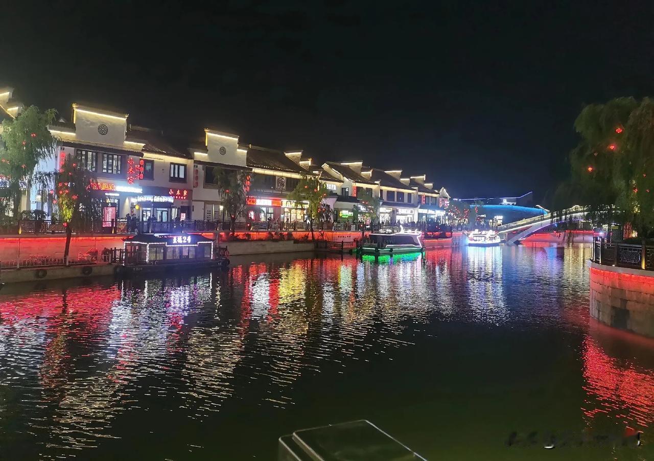 无锡的夜景真的是太美了，

梅里古镇普普通通的一条内河，被五光十色的灯光点缀的光