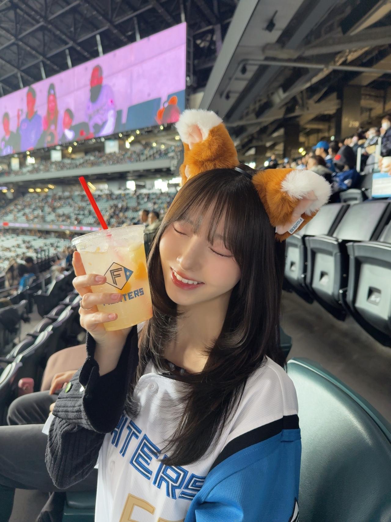 记录我的2026在棒球场享受清爽饮料，萌宠发带可爱加分！🍹🐾