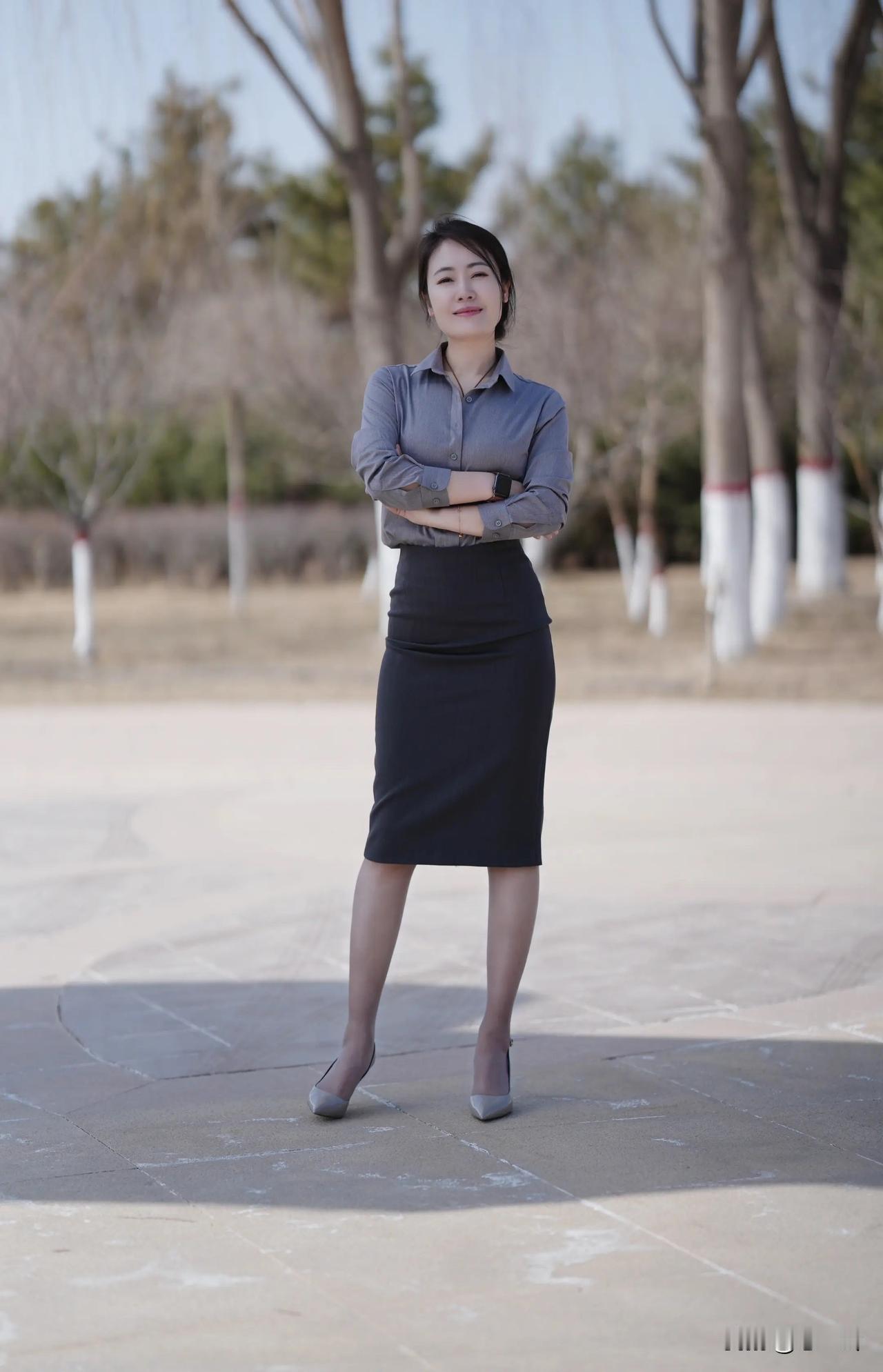 一个女人坐在公园长椅上，微笑着。