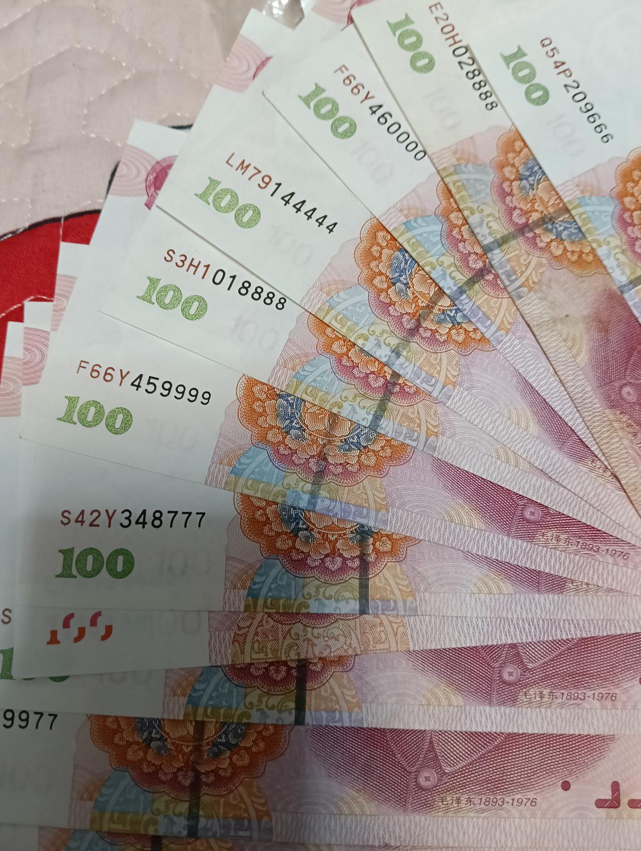 今天整理纪念币，发现还有一叠百元大钞，号码都是吉祥号，20多张都是99年版本的。