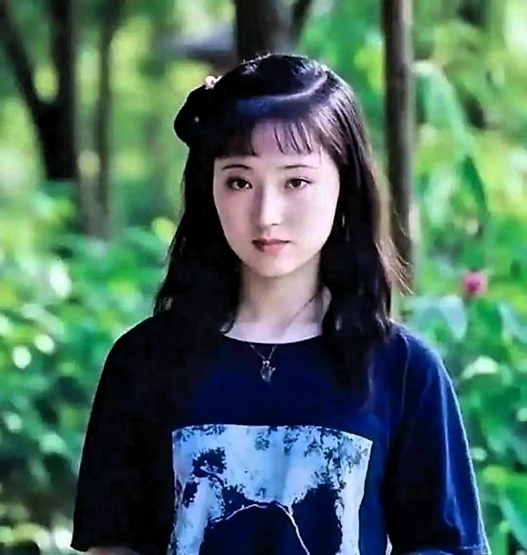 近日，福州有个 17 岁高三女生在网络上火了，她模样超像 87 版《红楼梦》里演