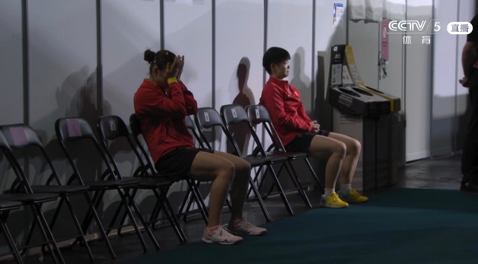 #孙颖莎vs陈梦# 终于可以安安心心的看一场稳拿金银牌的比赛 ​​​