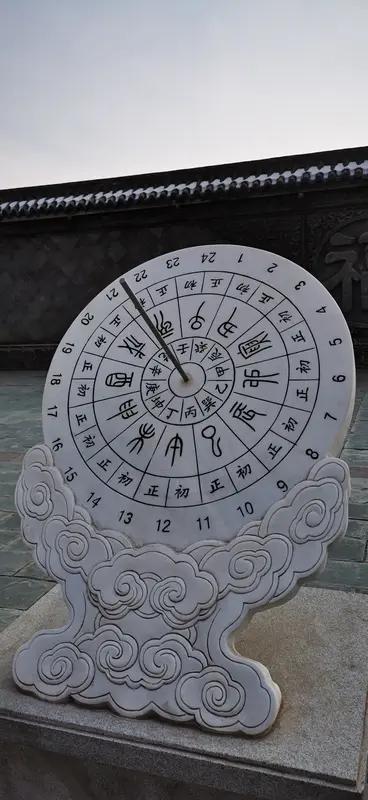 中国古代最早确定的是哪个节气? 中国古代最早确定的节气是冬至。古人用土圭测日影，